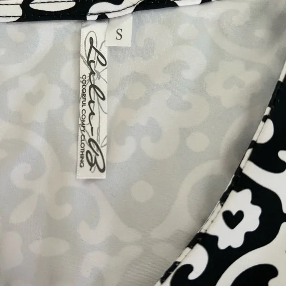 Lulu B UPF 50 Cooling Three Quarter Sleeve Top Black White Print NWT Size Small - Picture 2 of 9